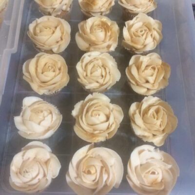 CU150  Cupcakes buttercream roses