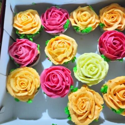 CU105   Cupcakes buttercream roses