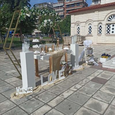 Στολισμός γάμου με Πολύγωνη αψίδα και Λουλούδια