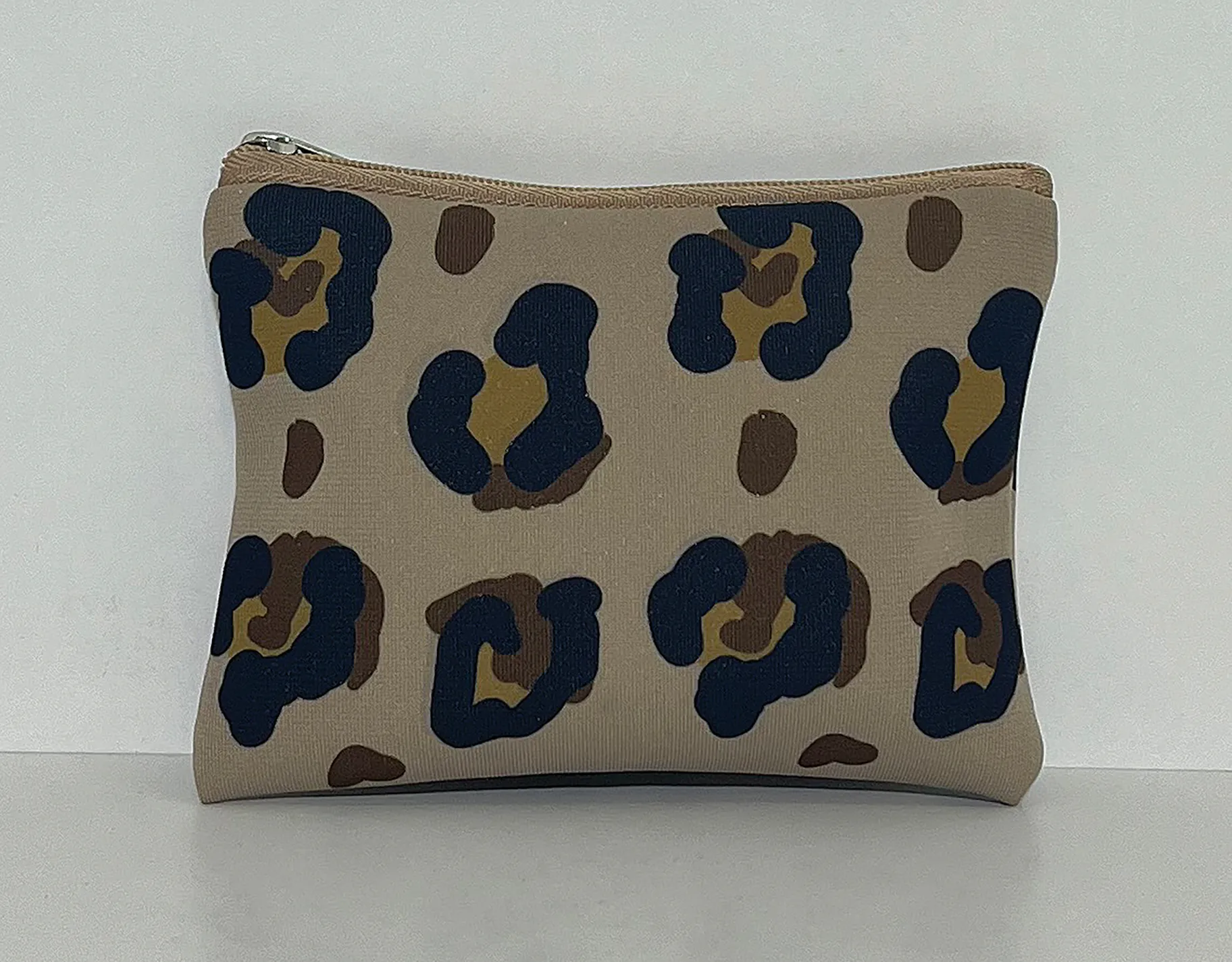 293-25 Πορτοφόλι με θέμα animal print.